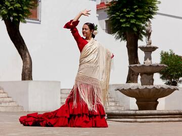 5 formas de colocar el mantón y darle un toque especial a tu look de Feria de Abril de Sevilla