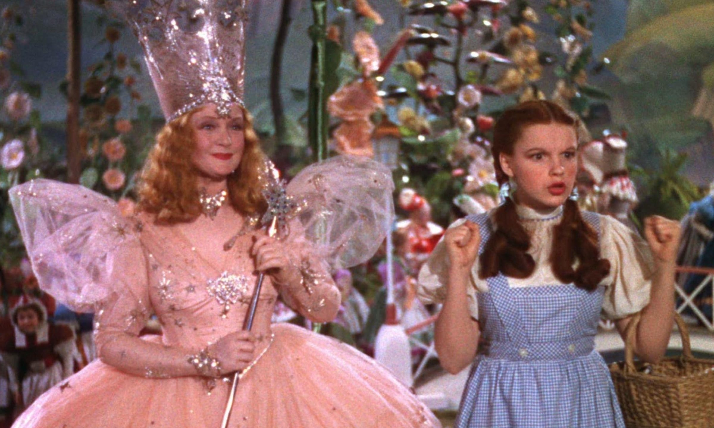 Billie Burke y Judy Garland en El Mago de Oz de 1939