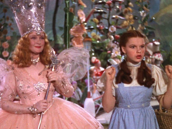 Billie Burke y Judy Garland en El Mago de Oz de 1939