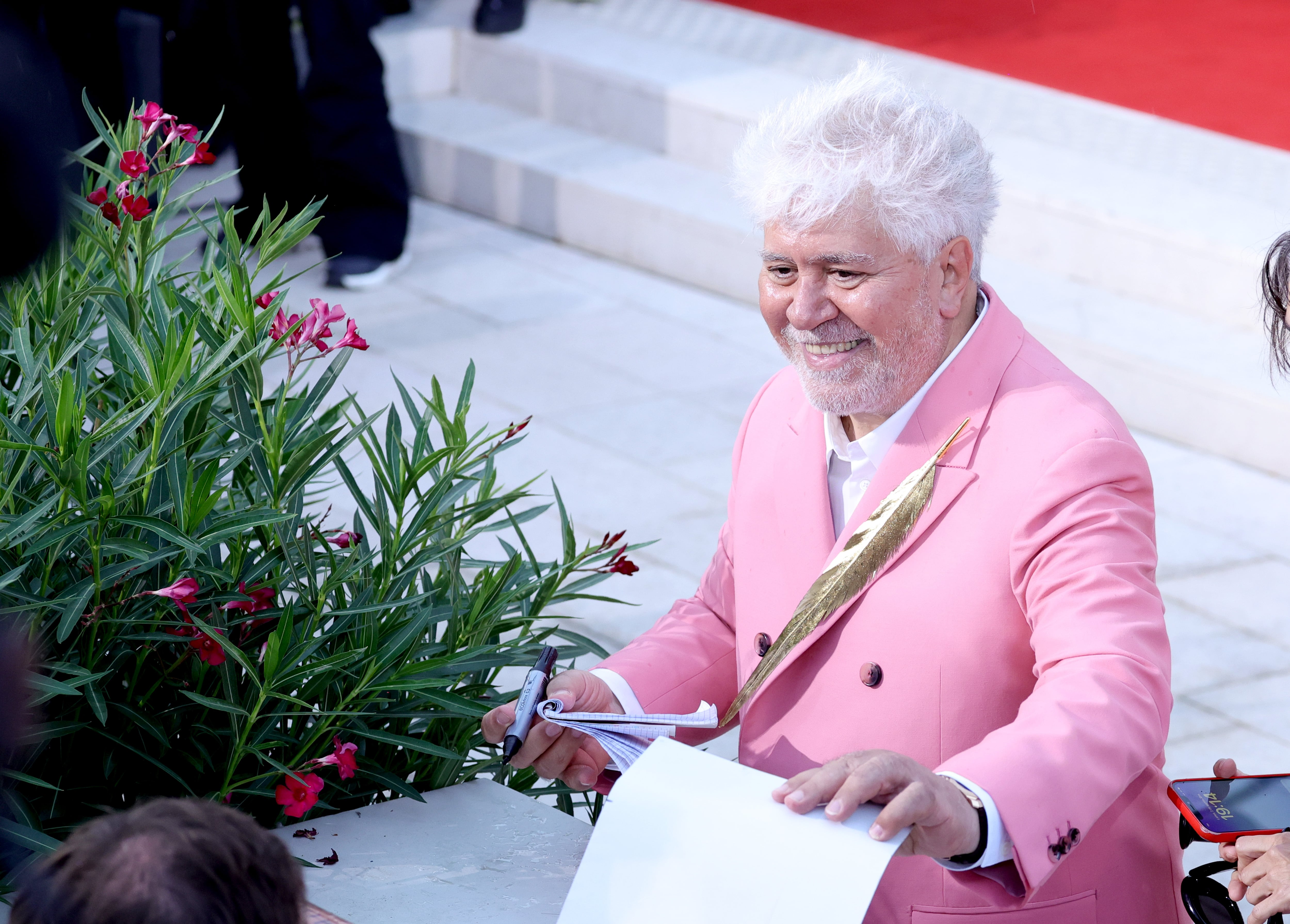 Pedro Almodóvar en la alfombra roja de &quot;The Room Next Door&quot; durante 81st Venice International Film Festival el 2 de septiembre de 2024 en Venecia, Italia. (Photo by Andreas Rentz/Getty Images)