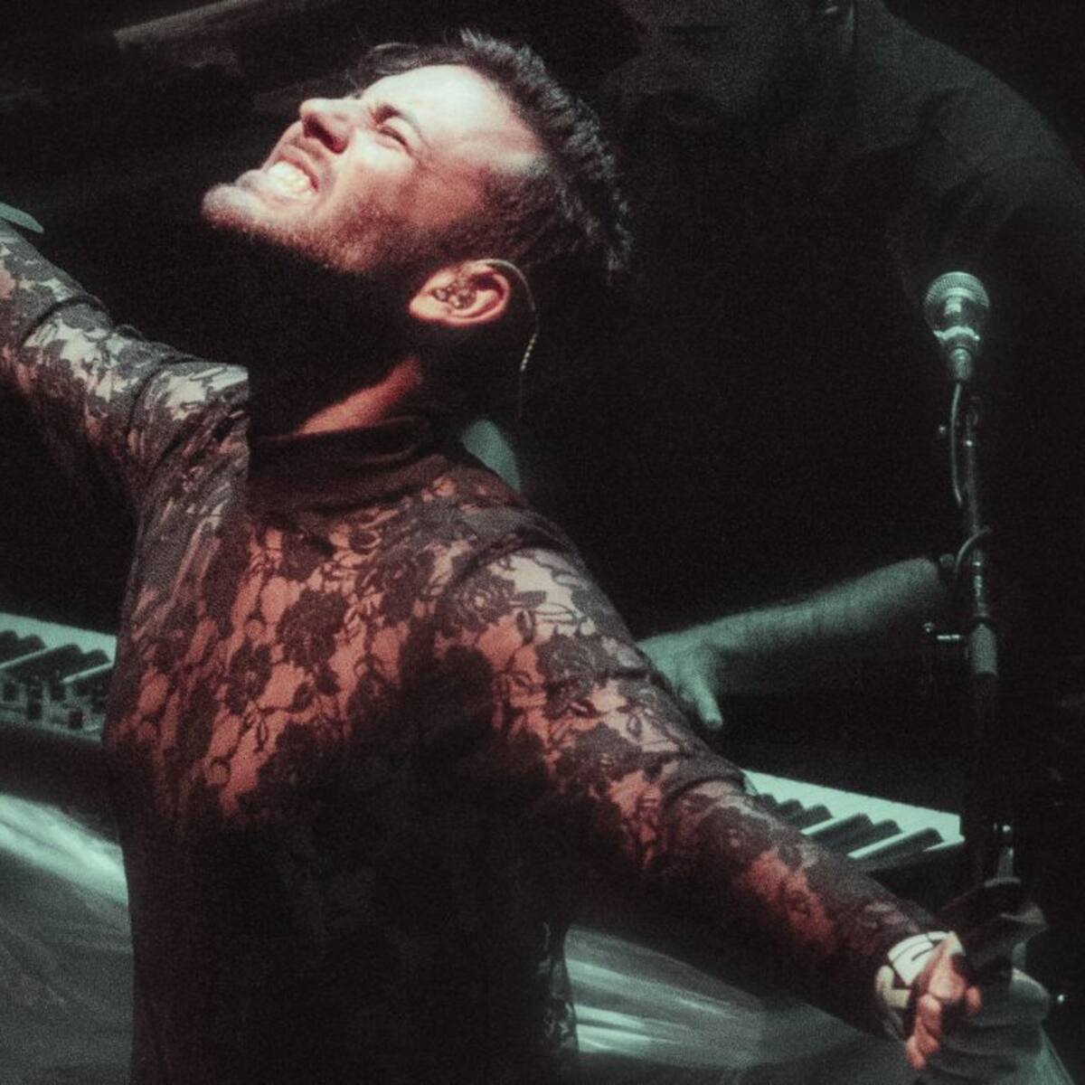 Crónica: Agoney es fuego puro en su gran noche con ‘Libertad: Un Viaje Íntimo’