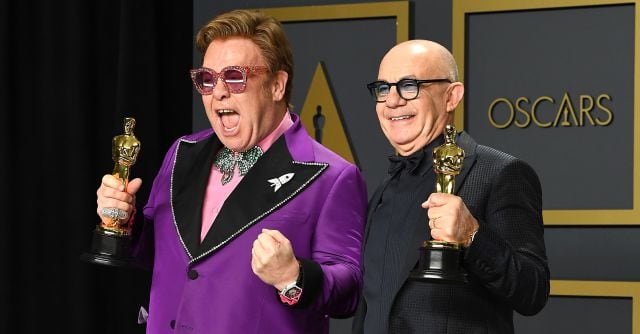 Elton John y Bernie Taupin con sus galardones en 2020.