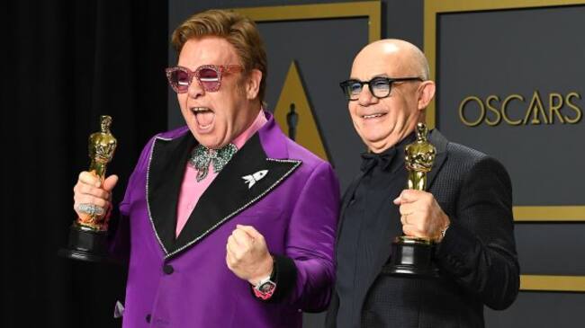 Elton John y Bernie Taupin con sus galardones en 2020.