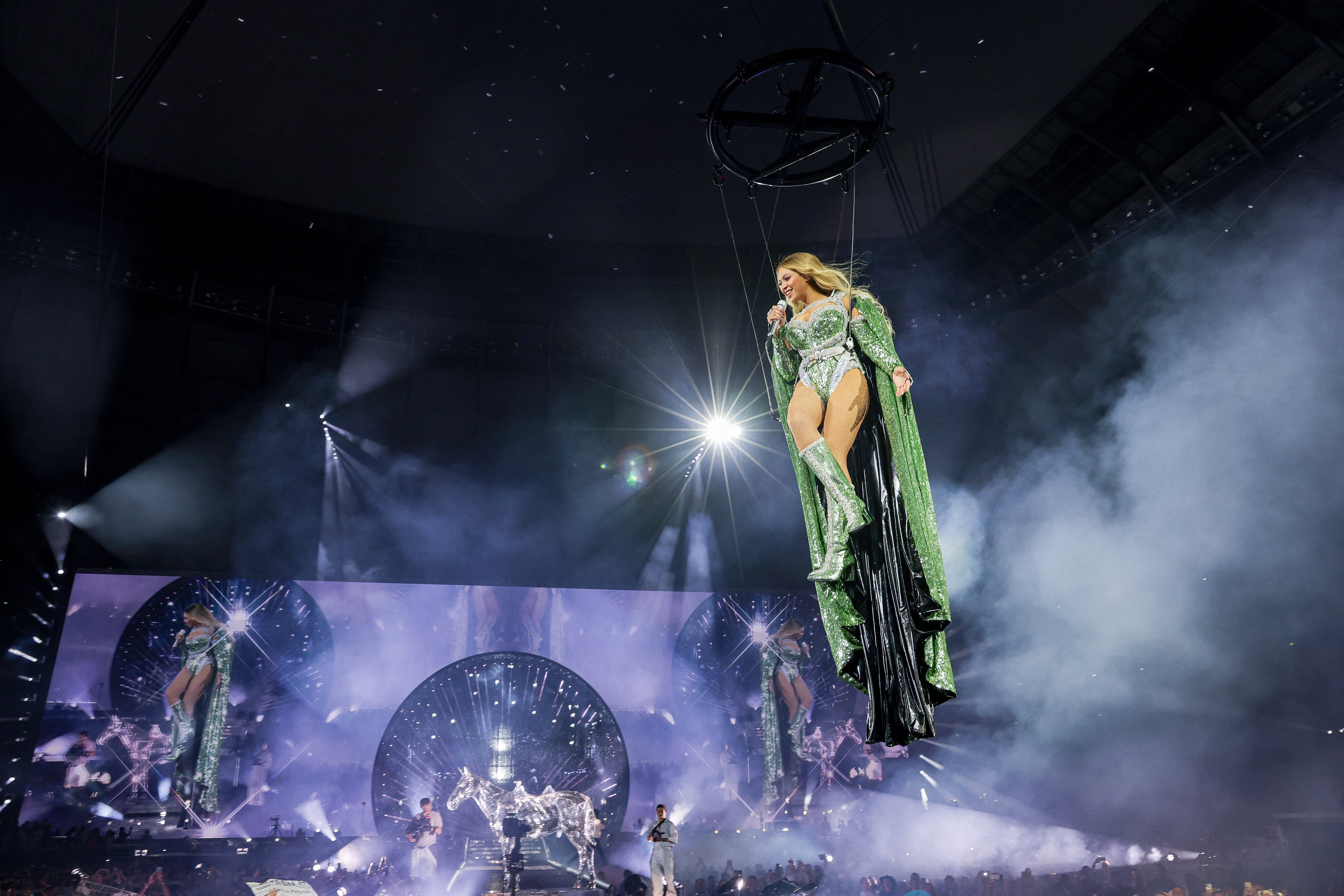 VARSOVIA, POLONIA - 27 DE JUNIO: (SOLO PARA USO EDITORIAL) (COBERTURA EXCLUSIVA) Beyoncé actúa en el escenario durante la gira mundial “RENAISSANCE WORLD TOUR” en el PGE Narodowy el 27 de junio de 2023 en Varsovia, Polonia. (Foto de Kevin Mazur/WireImage para Parkwood)