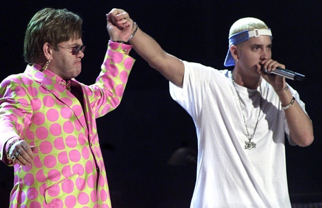 Elton John se unió a Eminem en su polémica actuación en los Grammy de 2001.