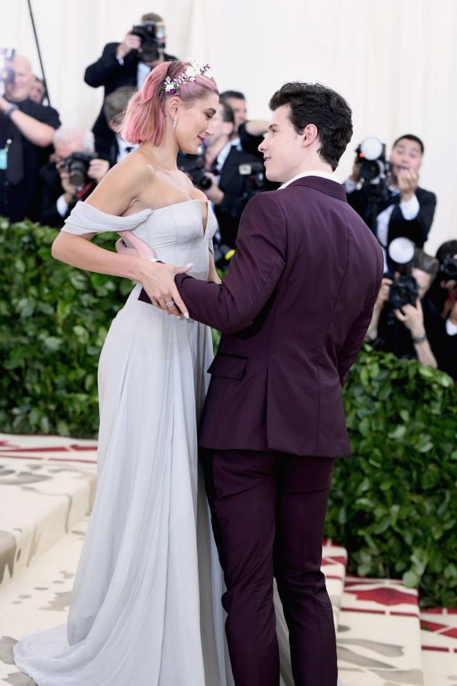 Shawn Mendes y Hailey Baldwin en la MET Gala.