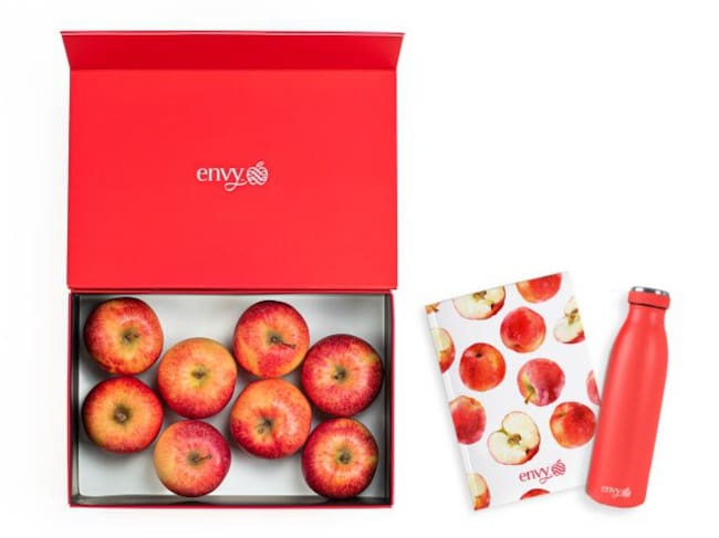 Una selecció de pomes envy, una bonica llibreta pel teu dia a dia i una ampolla reutilitzable