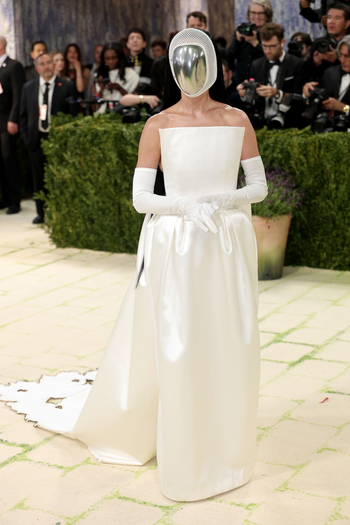La cantante lució un diseño de Stella McCartney con tocado de Miodrag Guberinic de esgrima y cartas del tarot.
