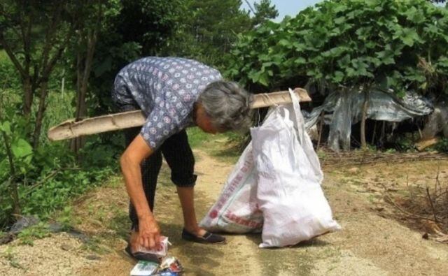 Hu, mujer en China adopta a niña abandonada, 25 años después le regresa el favor comprándole una casa