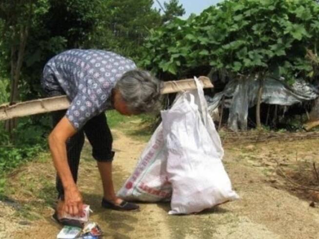 Hu, mujer en China adopta a niña abandonada, 25 años después le regresa el favor comprándole una casa