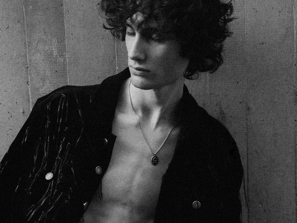 sombr se corona como el nuevo artista favorito de las swifties