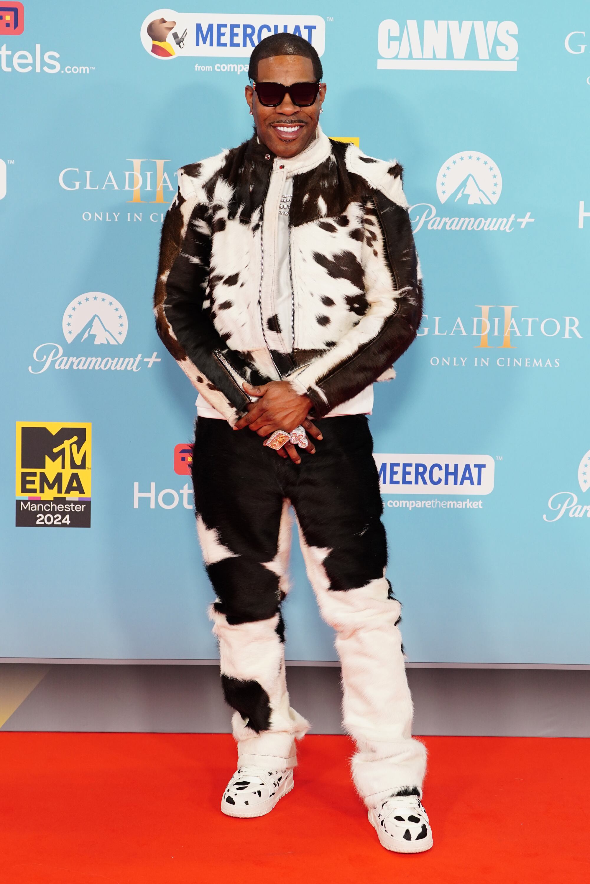 Busta Rhymes arriesgó con un look vaquero. Pero no tipo cowboy, sino vaquero vaquero... Todo un Global Icon
