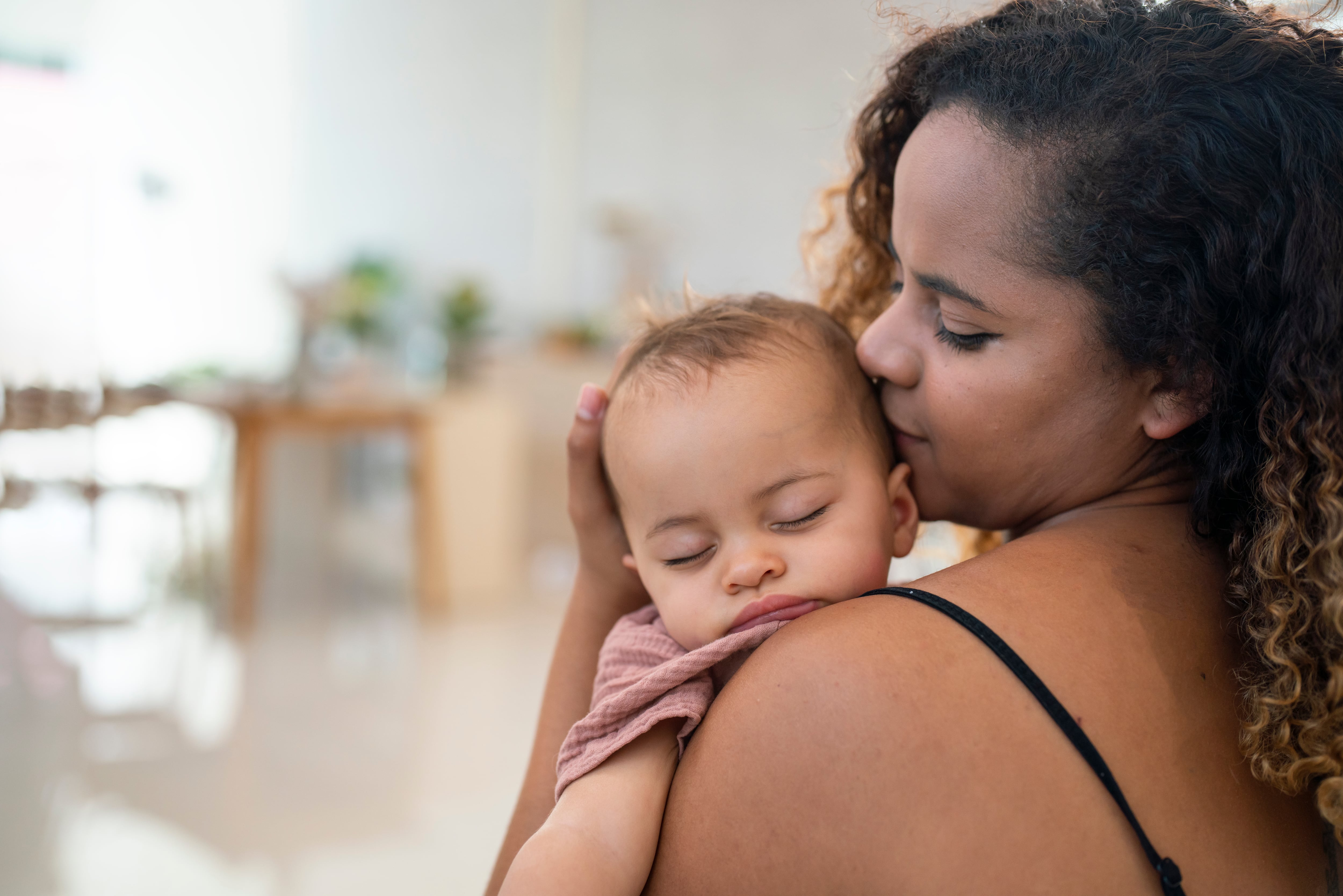 Madre con un bebé dormido