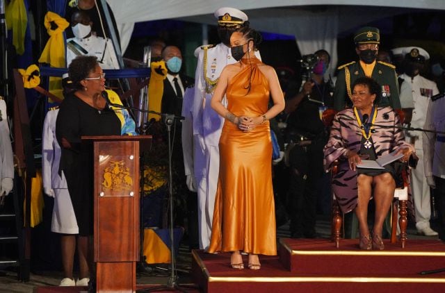 Rihanna en la ceremonia por la nueva República de Barbados.