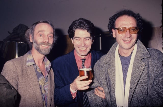 Javier Krahe, Joaquín Sabina y Ricardo Solfa, los tres compositores de la Mandrágora que actuaban en la sala Elígeme de Malasaña, Madrid, 1985.