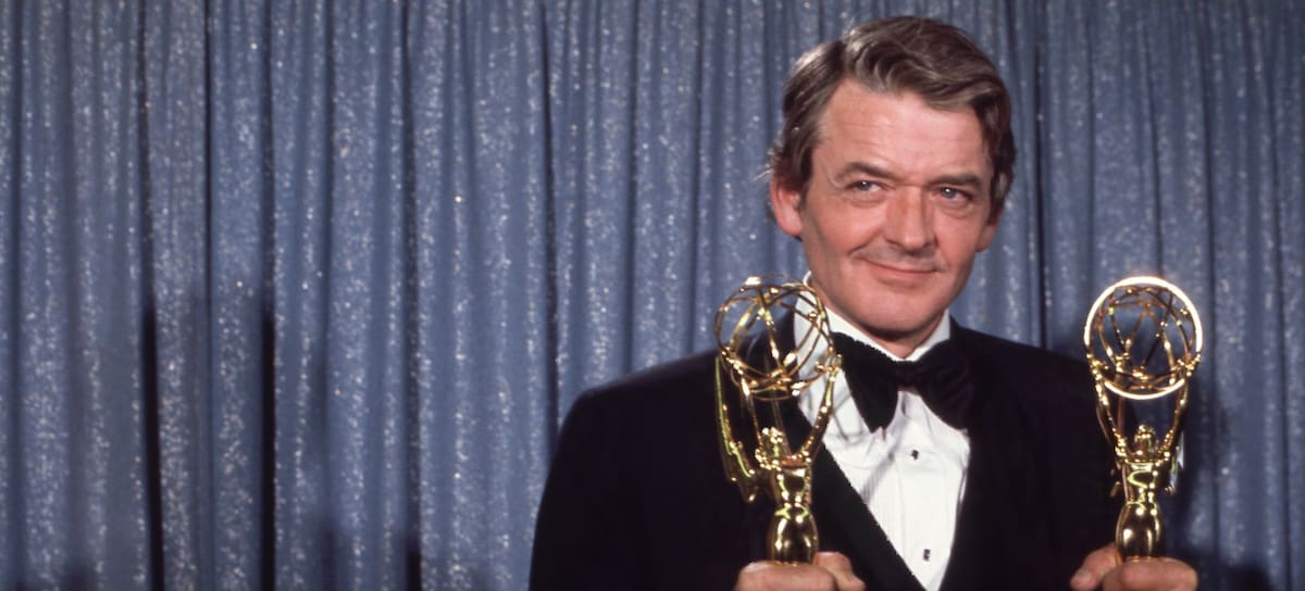 El actor Hal Holbrook sujeta dos premios Emmy durante la celebración de la 26 edición de esta entrega de premios televisivos, en mayo de 1974