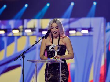 Lola Índigo gana el premio a Mejor Artista Española y se lo dedica a las víctimas de bullying y a los voluntarios de la DANA