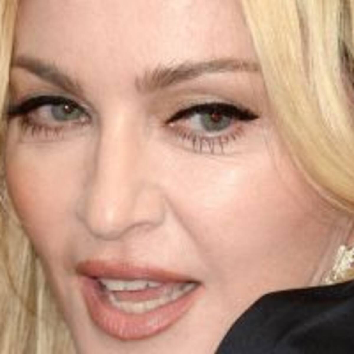 Madonna exige que le besen los pies
