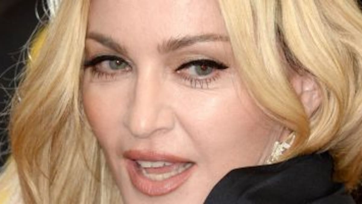 Madonna exige que le besen los pies