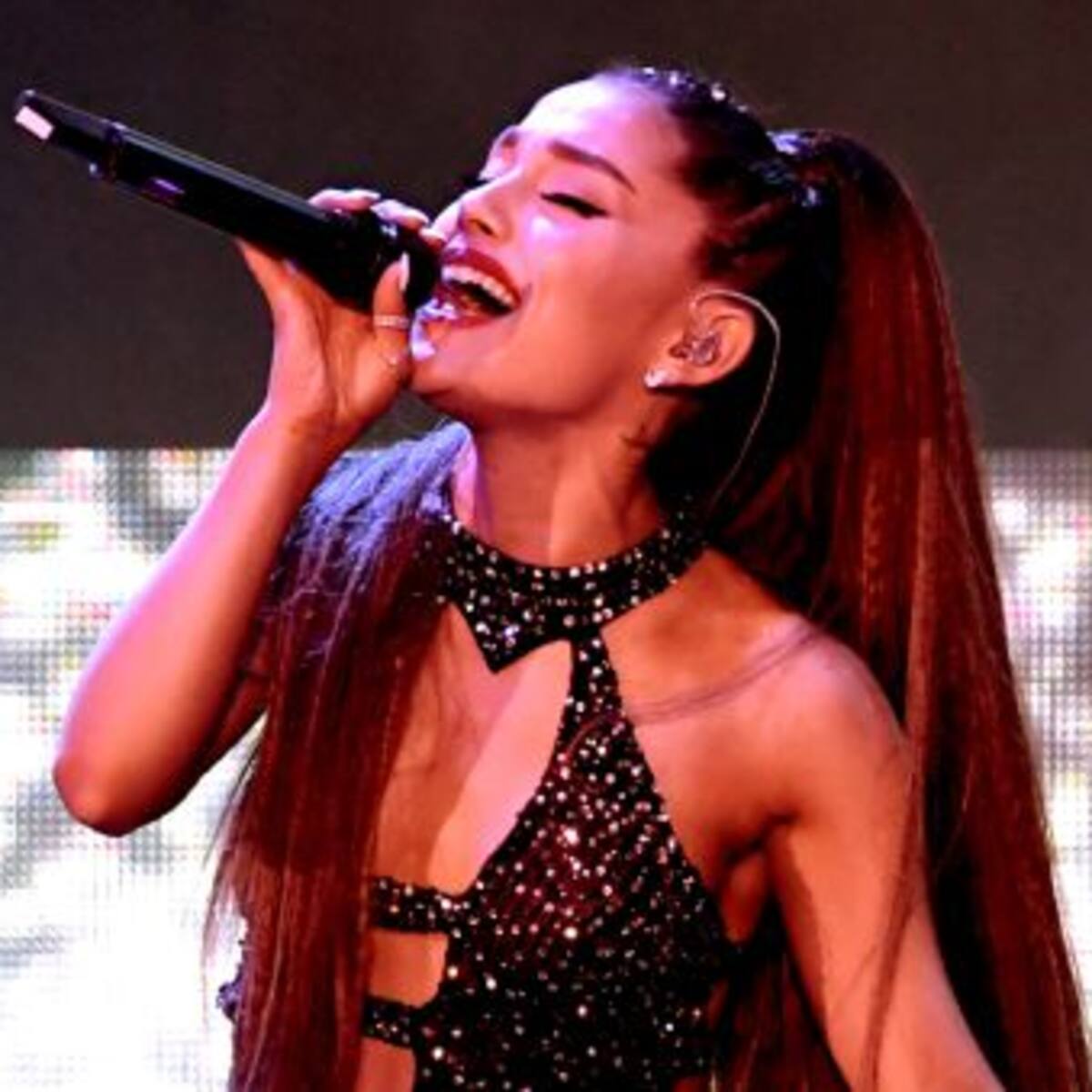Ariana Grande se habría comprometido con Pete Davidson