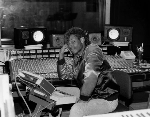 DJ y productor musical Jesse Saunders en su estudio. 1987 | Foto: Raymond Boyd / Getty Images