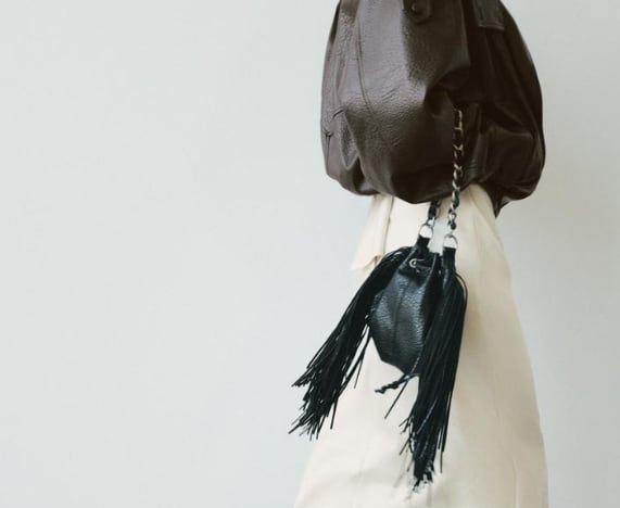 Bolso de hombro con flecos