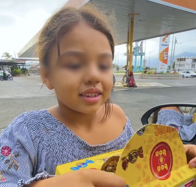 Niña que vende dulces en la calle sorprende al hablar cuatro idiomas