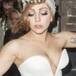 Lady Gaga se cayó al piso... pero con mucho estilo