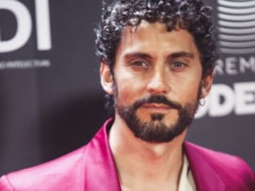 Paco León incendia las redes con su desnudo para celebrar el verano