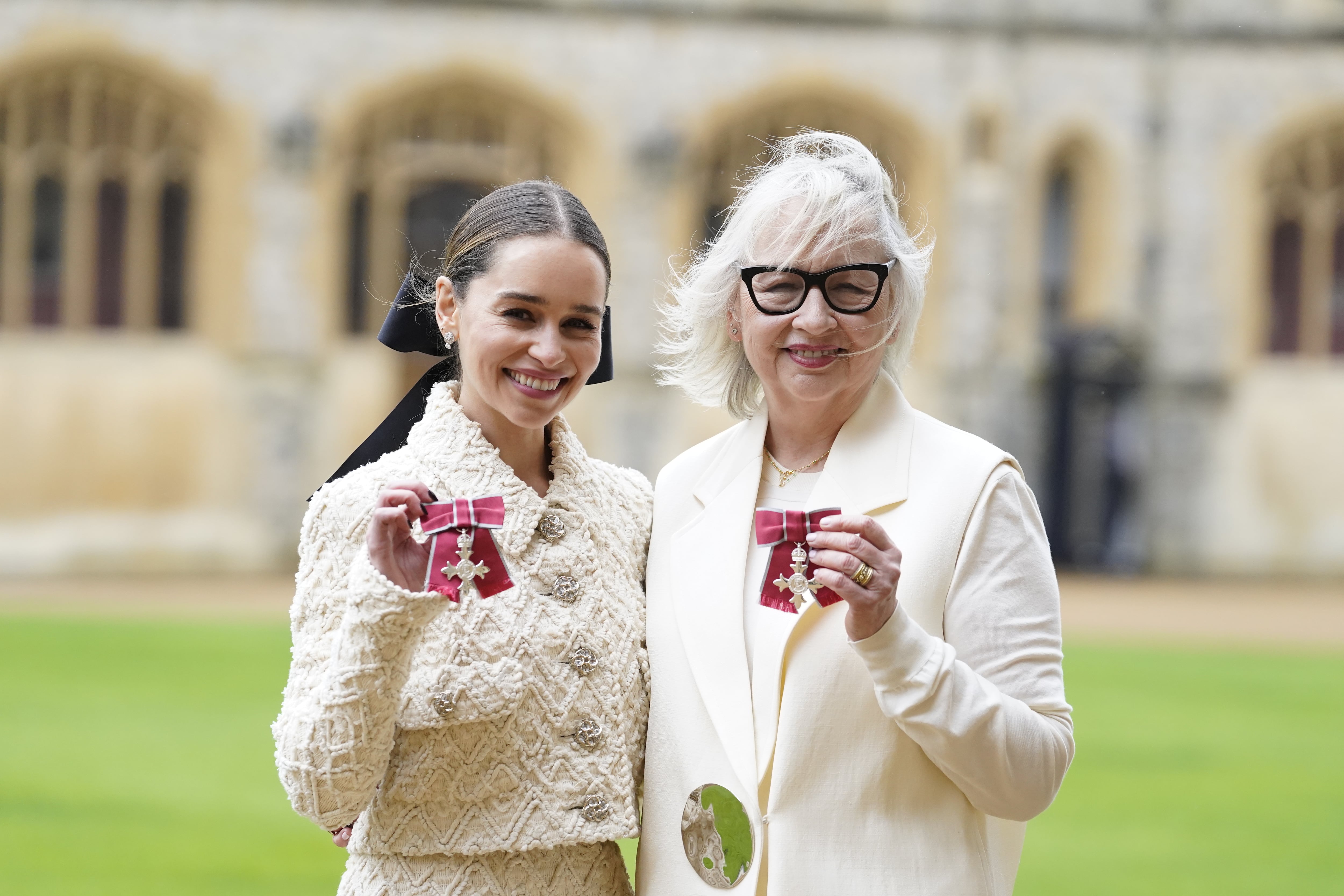 Emilia Clarke y su madre Jennifer en la entrega de ceremonia de la Orden del Imperio Británico