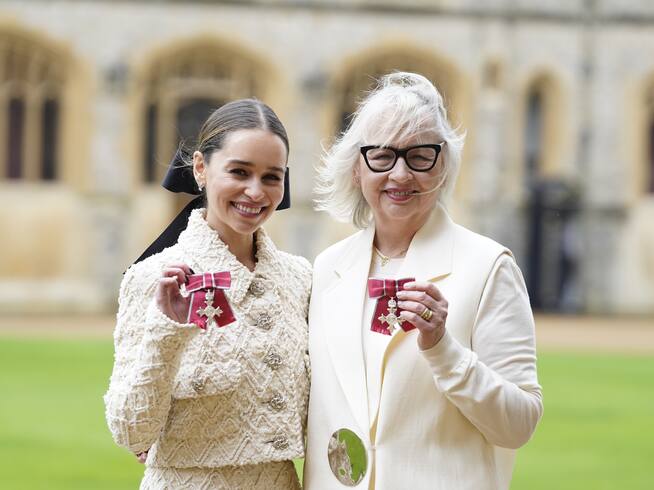 Emilia Clarke y su madre Jennifer en la entrega de ceremonia de la Orden del Imperio Británico