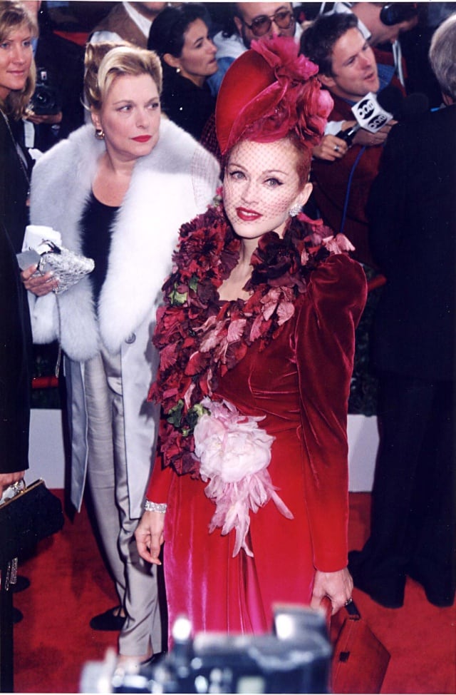 Madonna, junto a Liz Rosenberg durante la premiere de Evita en Los Ángeles.