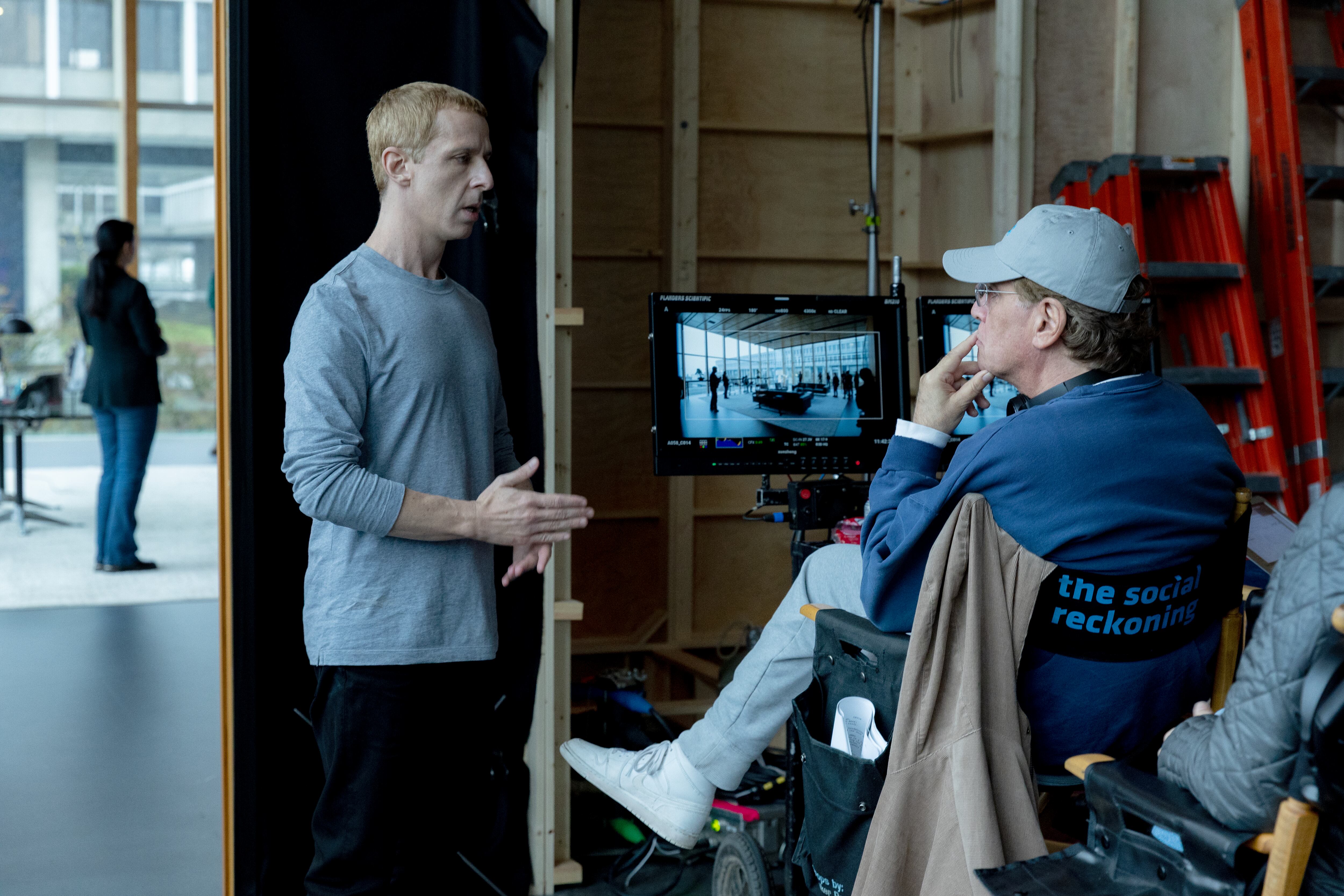 Jeremy Strong en el rodaje de 'El precio de la red'. / Sony Pictures