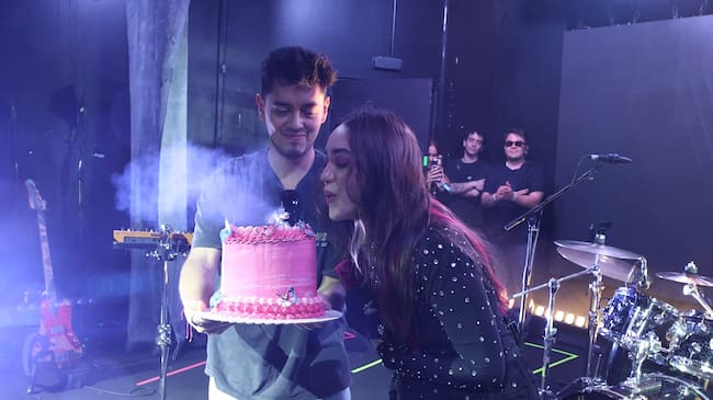 Ela Taubert soplando las velas por su 25 cumpleaños en la Sala But, Madrid, 10 de septiembre de 2025. (Foto cedida por GTS Talent)
