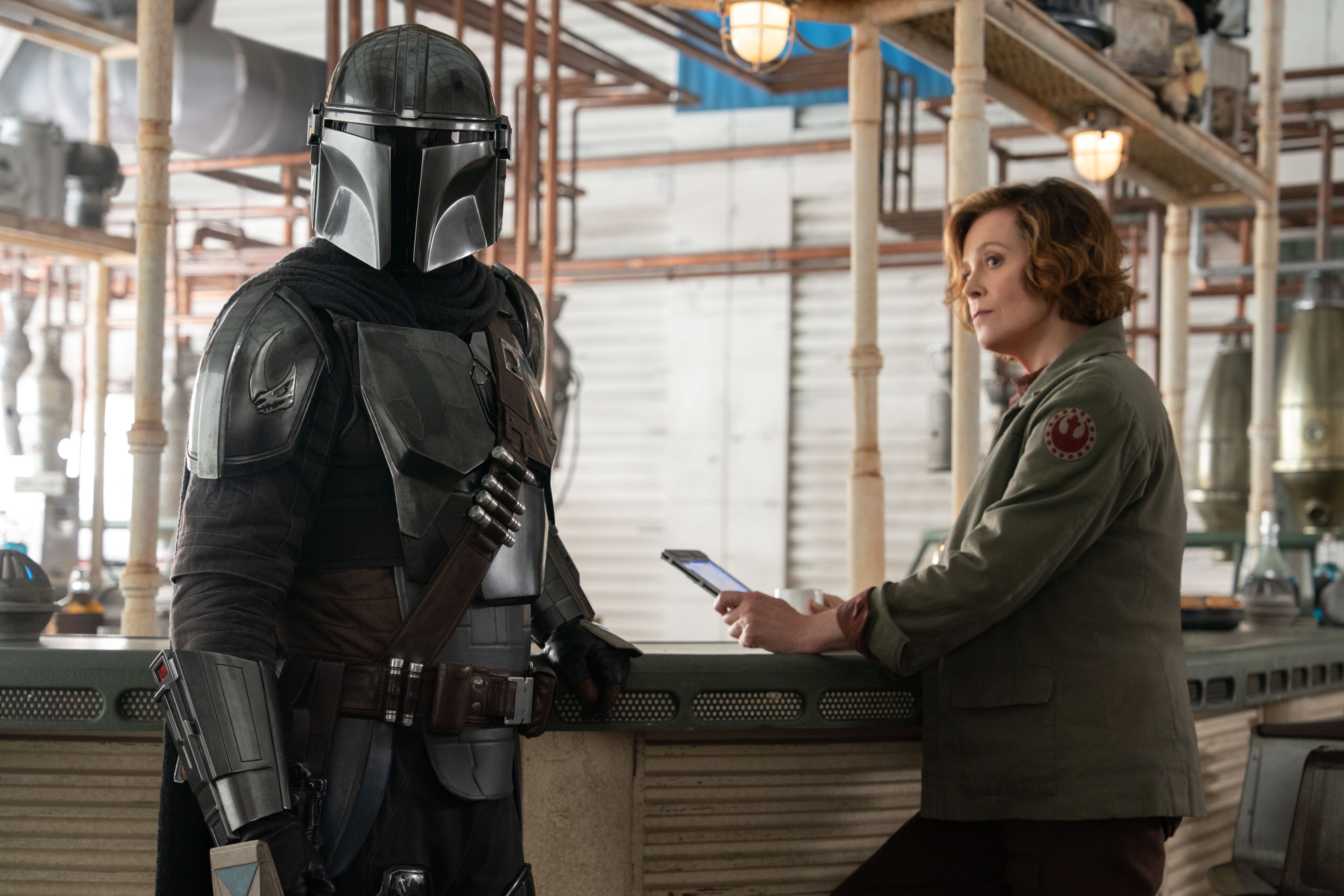 El Mandaloriano (Pedro Pascal) y la Coronel Ward (Sigourney Weaver) en 'The Mandalorian and Grogu'. / Justin Lubin. © 2026 Lucasfilm Ltd™