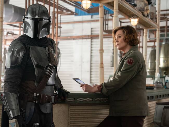 El Mandaloriano (Pedro Pascal) y la Coronel Ward (Sigourney Weaver) en 'The Mandalorian and Grogu'. / Justin Lubin. © 2026 Lucasfilm Ltd™