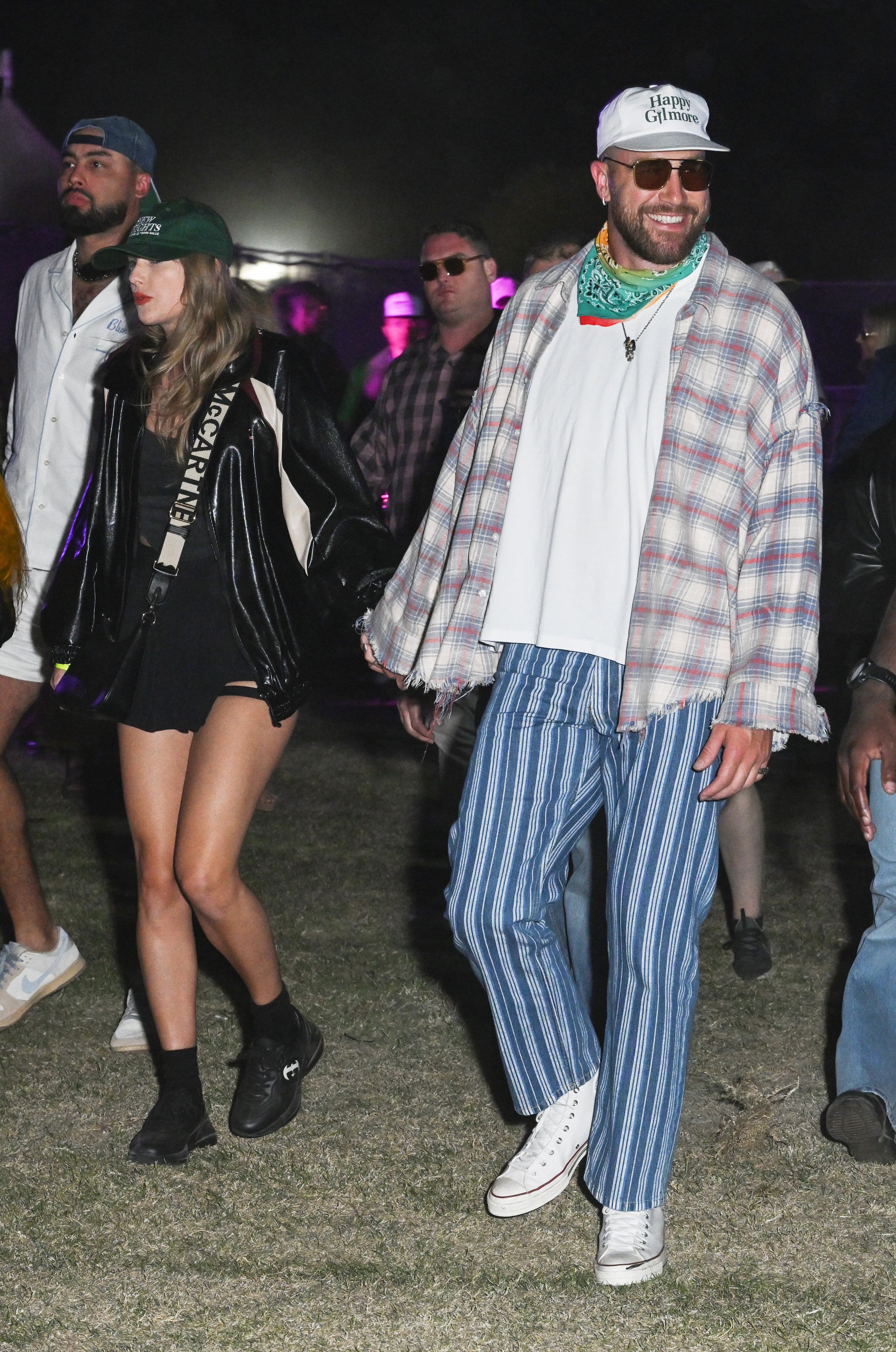 Taylor Swift y Travis Kelce asistieron juntos a Coachella donde estuvieron viendo la actuación de Bleachers, el proyecto de su productor y compositor, Jack Antonoff que gritó su nombre en algún momento de su actuación.