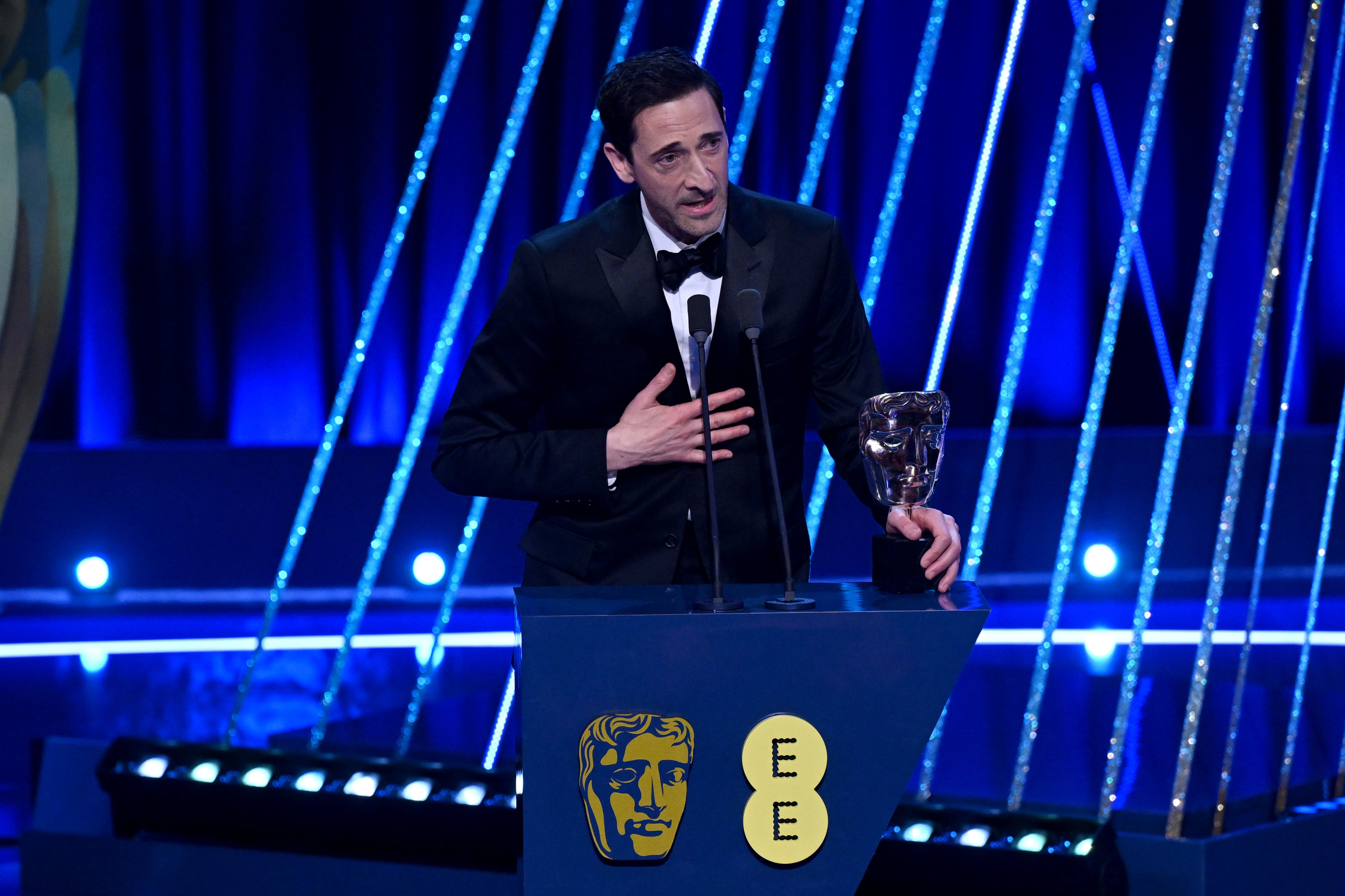 Adrien Brody recoge el premio BAFTA 2025 a Mejor Actor por The Brutalist