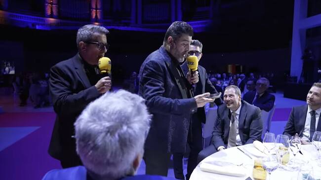 Tony Aguilar, fotografiado junto a Andreu Buenafuente y Berto Romero, en una intervención en la gala SER 100