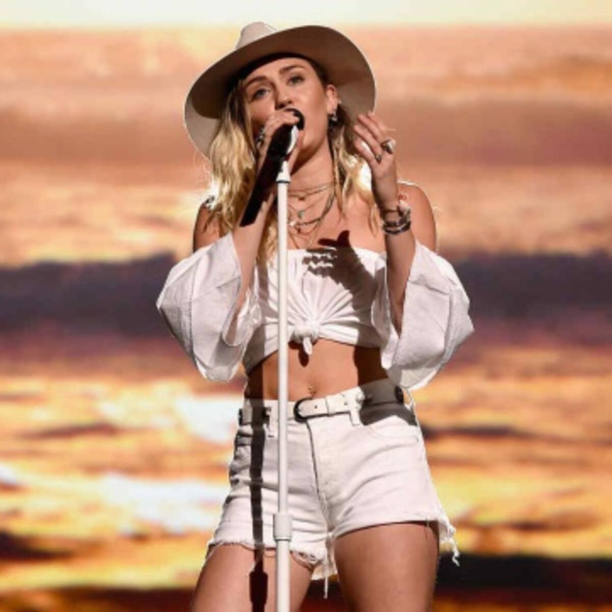 Miley Cyrus anuncia fecha de lanzamiento de "Forever now"