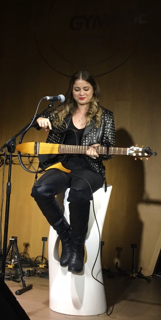 Sofía Reyes cantando en acústico en el Gymage Theatre