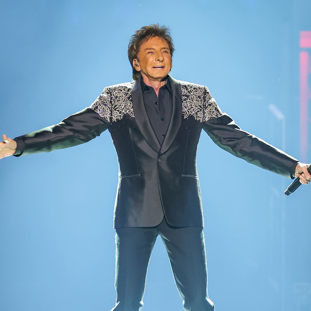 Barry Manilow cancela sus próximos conciertos después de las palabras de su médico: “No lo lograrás”
