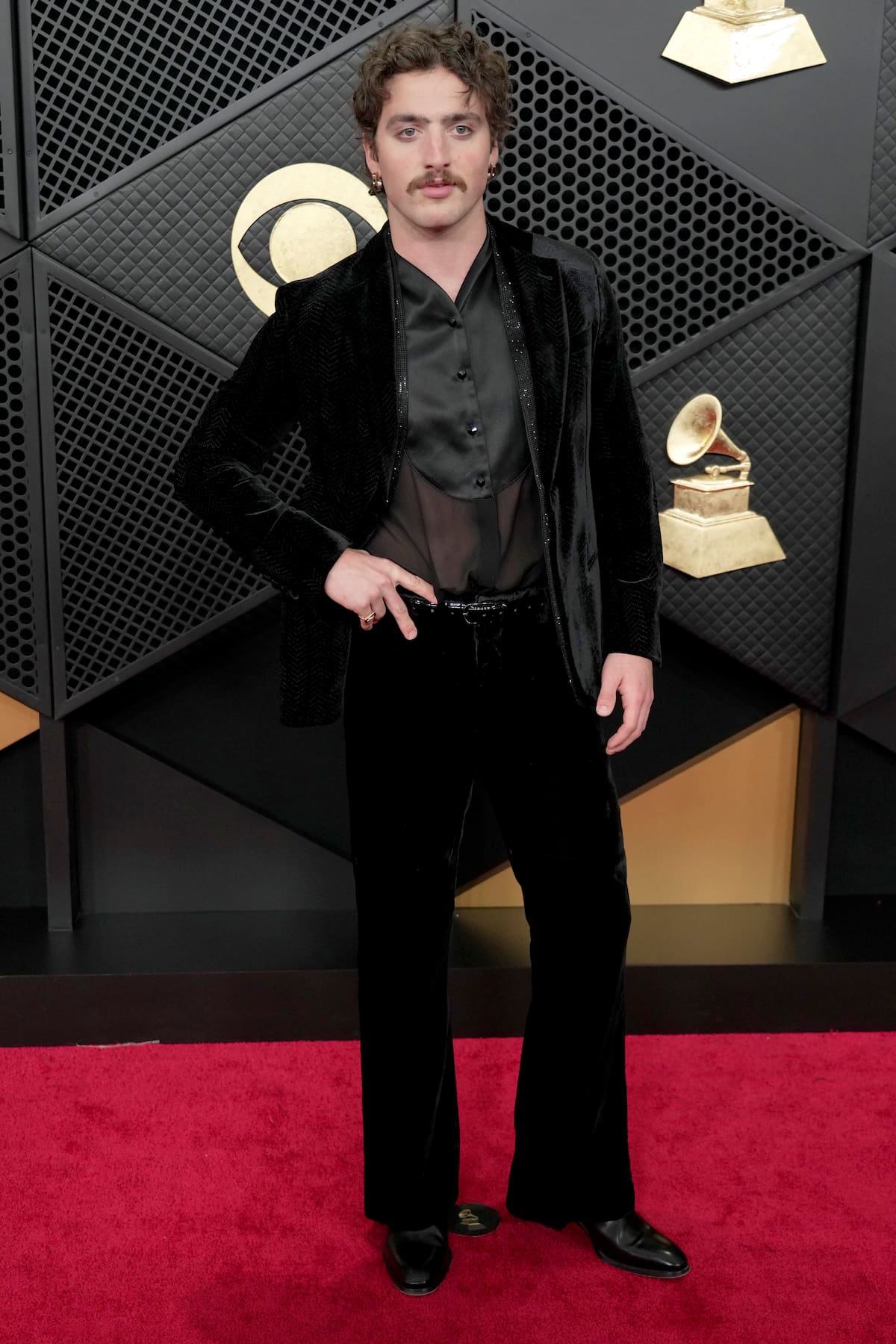 Aunque a muchos les creó malestar que no hubiera recibido ni una sola nominación, Benson Boone no se lo ha tomado tan mal y allí que estuvo luciendo su look Armani en negro.