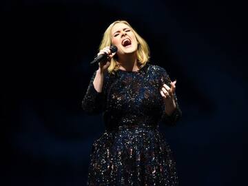 Adele desaparece (literalmente) del escenario y el vídeo se viraliza en las redes