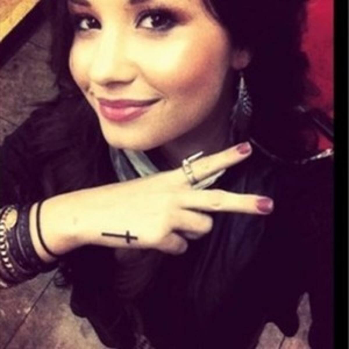 Demi Lovato se tatúa la cruz de 'Judas'