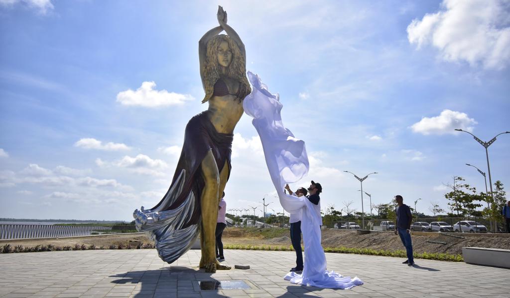 La escultura representa a la cantante realizando su famosa danza del vientre.