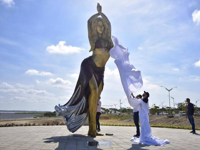 La escultura representa a la cantante realizando su famosa danza del vientre.