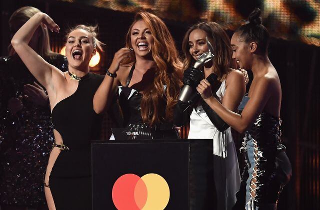 Little Mix, muy emocionadas al recoger su premio Brit Awards