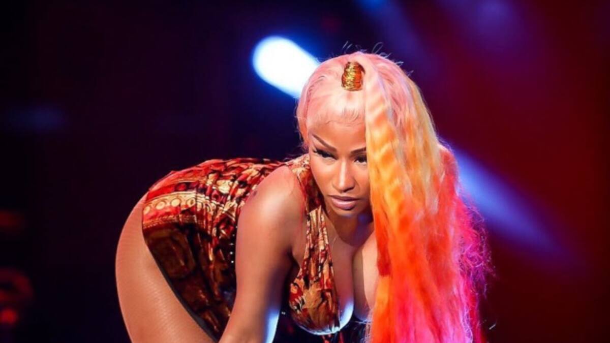 Nicki Minaj terminó con sus senos al descubierto en medio concierto