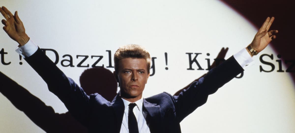 El músico David Bowie, en una escena de la película 'Absolute Beginners', dirigida por Julian Temple en 1985.